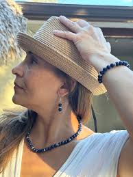 Collier, boucles d'oreilles et bracelet en perles de lapis-lazuli.