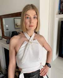 Rosamund pike will star alongside (imgur.com). Rosamund Pike Ha Compartido Una Publicacion En Instagram Repost Davidebarbieri Kimbrownmakeup Ros Rosamund Pike Gone Girl Rosamund Pike Rosamond Pike