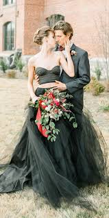 Dark Romance 18 Gothic Wedding Dresses See More Https Weddingdres Vestidos Verdes Para Casamento Vestidos De Noiva Brancos Vestido De Noiva De Duas Pecas