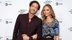 She is a famous english actress and fashion designer. 1m31x23twfcolm