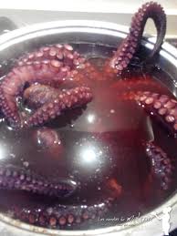 Mazarlo/golpearlo repetidas veces contra las piedras agarrándolo por la cabeza. Como Cocer El Pulpo Pulpo A La Feria Como Cocer Pulpo Recetas De Mariscos Y Pescados Cocinar Pulpo