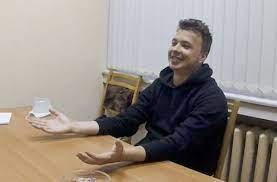 Er tat das auch nachdem er ins exil gezwungen wurde. Interview Mit Roman Protassewitsch Belarus Zeigt Inhaftierten Blogger Imfernsehen Folter Vermutet Politik Stuttgarter Zeitung