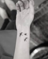 Following a visit to celebrity favourite dr woo, clarke posted an image of her new ink—three tiny. Emilia Clarke News On Twitter Dragon Tattoo