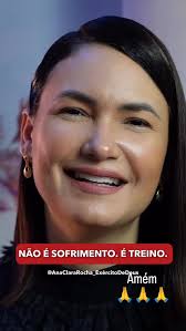 No último domingo (17), Débora Silva compartilhou um momento de fé que  tocou seus seguidores. Ao final da missa, a apresentadora contou que foi  abordada por uma senhora que pediu oração pela