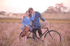 Biasanya, foto prewedding klasik dilatarbelakangi dengan bangunan tua, tempat bersejarah, dan juga adat tradisional. 10 Foto Prewed Epic Bertema Jawa Bikin Kalian Terlihat Bak Bangsawan