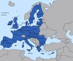 Carte de l'europe avec des illustrations selon les habitations, les monuments et les cultures locales. L Europe Expliquee Aux Enfants