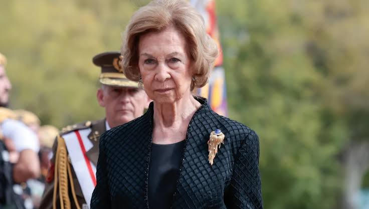 La Reina Sofía reaparece con un look muy sobrio y un broche que le regaló  Franco en su boda para una mañana gris en Madrid