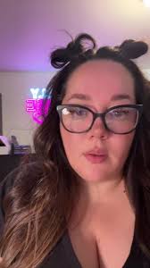 Just comment below and make sure you’re following me so I can DM you.  ❤️❤️❤️ #akingdomofstarsandshadows #akingdomofvenomandvows #fantasyromance  #authorhollyrenee #forbiddenromance #fantasyromancebooks ...