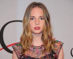 No one gets to make a movie the way quentin gets to. Maya Hawke Plays Flower Child In Quentin Tarantino S Once Upon A Time In Hollywood Popbuzz