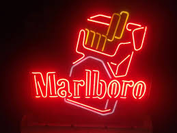 neon reclame marlboro eind vorige eeuw ongeveer 1980 verzamelitem vintage model met drie standen zeer rode achtergrond achtergrond iphone tumblr achtergronden