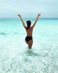 Woman splashing in sea on sunset. The Maldives Island Coco Bodu Hithi Photo Karlycakesss Maldives Winterbreak Winterholiday Holiday Travelling Honeymoon Pu Maldive Fotografia Natura