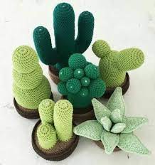 La rellenas con un poco de arroz o con piedras y colocas ya hemos acabado de hacer nuestro cactus de papel para que decore la oficina, cualquier estante de la casa o para que sea un bonito regalo. Pin En Crochet Hogar