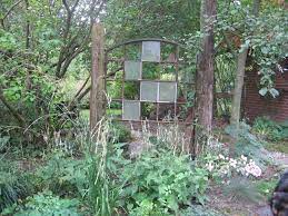 ein altes fenster teilt unseren garten auf www dachstuebchen net garten garten deko garten und outdoor