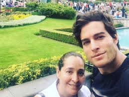 El actor Danilo Carrera es un hijo orgulloso: así presume a su hermosa  madre Elsita, en redes sociales