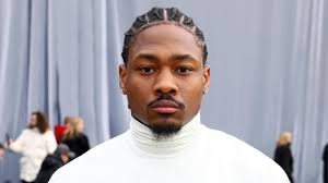 Footage has surfaced, reportedly showing Stefon Diggs leaving the hospital  with a baby carrier earlier this year. 👀 VIDEO, DETAILS & reactions:  https://theshaderoom.com/footage-reportedly-showing-stefon-diggs-leaving-hospital-baby-carrier-seat-may  ...