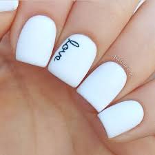 Esmalte de uñas con brillo esmeralda brillante 25 Asombroso Disenos De Unas Blancas Decoradas Disenos De Unas Blancas Manicura De Unas Unas Blancas