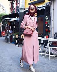 Cara berhijab yang pertama dengan gaya casual simple. Perempuan Muslim Berhijab Tetep Bisa Modis Dengan Mix And Match Ini Marina