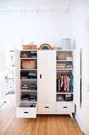 Ein Blick In Unseren Kinderkleiderschrank Lasst Uns Luschern In 2020 Kinderkleiderschrank Kleiderschrank Kinderzimmer Kinder Schrank