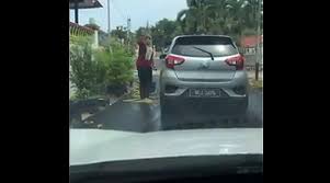 Gambar hiasan tambah pelayar berkenaan, dia dan keluarganya tidak menghalang jiran mereka untuk melakukan kerja pengubahsuaian kediaman, namun terkilan kerana langsung tiada sedikit rasa perikemanusiaan terhadap keadaan sekeliling. Video Ini Jalan Bapak Kau Ke Basuh Kereta Di Tengah Jalan Netizen Selar Pemilik Myvi Tak Bertamadun Ini