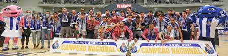 A equipa de andebol do fc porto posa para a foto da consagração, depois de se sagrar campeã nacional twitter @fcporto. A Melhor Homenagem Possivel A Kingtana Fc Porto Sagra Se Bicampeao So Com Vitorias E Volta A Ser O Clube Com Mais Titulos Observador