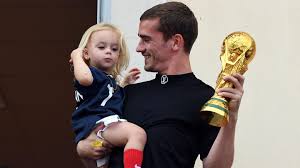Гризманн антуан (antoine griezmann) футбол нападающий франция 21.03.1991. Vip News Model Toni Garrn Zeigt Beim Bootsausflug Ihren Babybauch Stern De