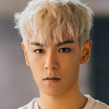 Blonde hair with light brown roots; 45 Best Bleached Hairstyles For Men 2021 Platinum Blonde Hair