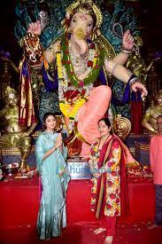 Photos Shilpa Shetty Snapped With Mom At Chinchpoklicha Chintamani Darshan During Ganesh Chaturthi Bollywood News Bollywood Hungama Listen and download to an exclusive collection of chinchpokli cha chintamani ringtones for free to personalize your iphone or android device. photos shilpa shetty snapped with mom