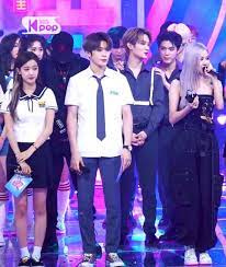 And if you want to donate for none shipped albums we have the link as well. Confused With The True Size Of Rose Blackpink When He Stands Next To Jaehyun Nct
