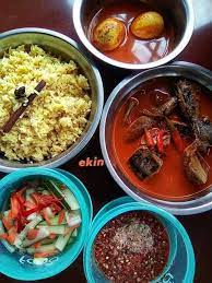 Ada dua versi aku jumpa di sini, nasi lemuni ikan bilis dan nasi lemuni daging. Resepi Paling Lengkap Nasi Kuning Gulai Ikan Tongkol Terengganu Dari Dapur Kak Tie