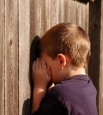 Le curé, visiblement agacé par la situation, gifle vivement l'enfant qui pleure encore plus fort. Un Pretre Gifle Un Enfant Pendant Un Bapteme La Video Qui Suscite L Indignation