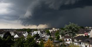 A huge tornado was spotted as it passed through northern colorado, with bystanders capturing the funnel in dramatic footage circulating online. Tornado Bin Ich Versichert Leo Forsbeck Versicherungsexperte Seit 1932