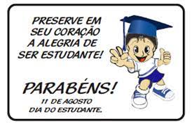 Na imagem, é possível ver os no punho de maria lina a reprodução dos pezinhos do menino, além do nome dele. Homenagem Dia Do Estudante O Alto Acre
