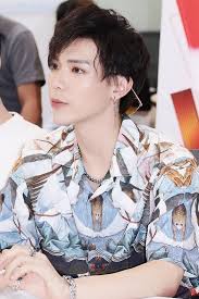 Erik thích trang điểm đậm