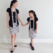 Contoh batik yang dipadukan dengan kain polos, lurik, brokat, untuk ke pesta atau hari biasa. Model Baju Batik Pria Wanita Dan Anak Anak Untuk Beragam Acara
