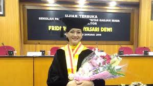 Dirut KSEI Raih Gelar Doktor di UGM