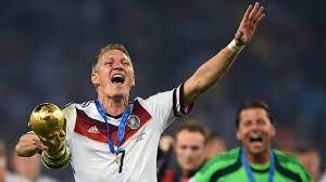 Bastian schweinsteiger ist einer der größten fußballer der deutschen geschichte. Schweinsteiger Im Wm Finale Verewigung Als Ironman Sport Sz De