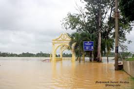 Saya upload sebagai kenangan saya semasa saya bertugas sebagai pasukan perubatan bantuan banjir. When Kelantan River Flow Exceeds The Kelantan Times