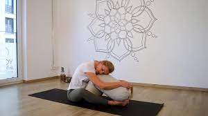 Find a comfortable arm position and relax your neck and shoulders. Yin Yoga Im Fruhling Jetzt 30 Minuten Sequenz Uben