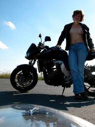 Nackt auf dem Motorrad - Oma Porno Foto