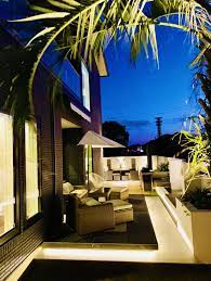 外構 リゾート外構 壁泉 ヤシの木 ココスヤシ エクステリア 庭 天然芝 水盤 ガーデンソファ ガーデンファニチャー ファニチャー 植栽 一条工務店 ライトアップ outdoor lighting house styles mansions