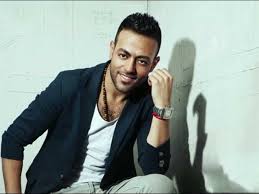 انا اسمي رامي عمري 35 سنة وزوجتي اسمها رهف عمرها 30 سنة كنت قد تزوجتها قبل اربع سنوات بعد ان توفيت زوجتي السابقة بحادث سير ولم نفكر بالاولاد الى هذه اللحظة فهو مشروع. ØªØ§Ù…Ø± Ø¹Ø§Ø´ÙˆØ± ÙŠØªØ¹Ø§ÙˆÙ† Ù…Ø¹ Ø§Ù„Ù…Ù„Ø­Ù† Ù…Ø­Ù…Ø¯ÙŠ ÙÙŠ Ø£ØºÙ†ÙŠØ© Ø¬Ø¯ÙŠØ¯Ø© Ø¨ÙˆØ§Ø¨Ø© Ø§Ù„Ø´Ø±ÙˆÙ‚ Ù†Ø³Ø®Ø© Ø§Ù„Ù…ÙˆØ¨Ø§ÙŠÙ„