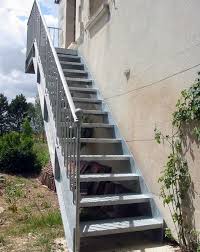 Photo Dt57 Esca Droit Avec Palier D Arrivee Escalier Droit D Exterieur En Acier Galvanise Au S Escalier Exterieur Escalier Metallique Exterieur Escalier