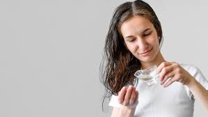 Cuka asam terdiri dari asam cuka (acetic acid) atau asam asetat, zat gula (saccharides), asam amino, vitamin b1 dan b2. Gak Nyangka Deh Manfaat Cuka Apel Ini Bagus Buat Kesehatan Rambut