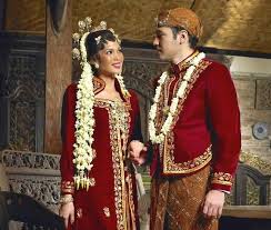 Pakaian adat jawa merupakan salah satu pakaian adat nasional yang cukup dikenal oleh masyarakat indonesia. Pakaian Adat Jawa Tengah Pria Dan Wanita Serta Keterangannya