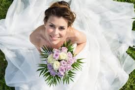 Hochwertige hochzeitskleider in großer auswahl an brautkleider brautjungfernkleider kaufen jetzt die glamouröse hochzeitskleider und genießen schnelles online shopping bei milanoo! 16 Hochzeit De Ratgeber Vor Der Hochzeit Brautstrauss Rosen Weiss Flieder 175023507 2018 07 Hochzeit De