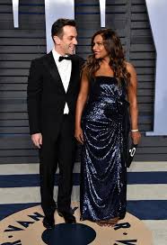 Mindy Kaling Takes Her Best Friend B J Novak To The Oscars And We Re All Heart Eyes Mindy Kaling Strapless Dress Formal Celebrities