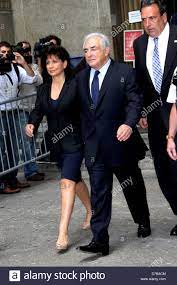 How can i get #17 only instead of getting all 3 in the series? Anne Sinclair Und Dominique Strauss Kahn Dominique Strauss Kahn Verlassen Strafgerichte Gebaude Von New York Wo Er Pladierte Stockfotografie Alamy