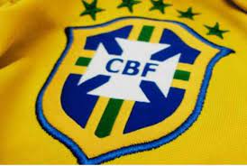 El escudo redondo central, de color azul, contiene la constelación de la cruz del sur, uno de los símbolos consagrados de brasil. Anecdotas Historicas De Brasil La Unica Seleccion Que Ha Participado En Todas Las Copas Del Mundo