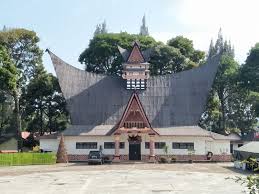 Rumah adat ini berbentuk empat persegi panjang dengan denah dalamnya. Kebudayaan Sumatera Utara Rumah Pakaian Kesenian Lengkap
