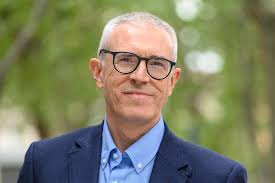 Los Colmillos del Cielo: Utopías y Desengaños en la Historia